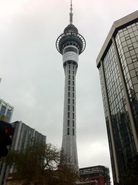 25 July 2011 à 15h10 - La Sky Tower qui domine Auckland.